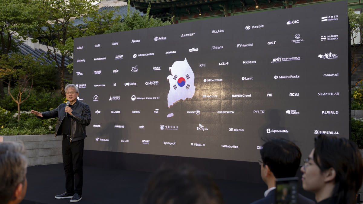 젠슨 황 CEO가 야외 무대에서 마이크를 들고 말하고 있고, 뒤편 화면에 한반도 지도와 국내 AI 기업·기관 로고가 가득 떠 있는 모습